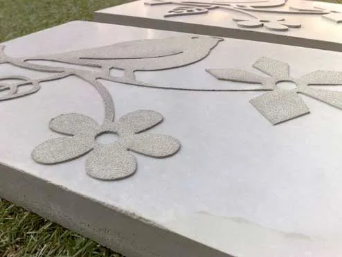 Empreinte, dessin, texte, symboles dans le béton